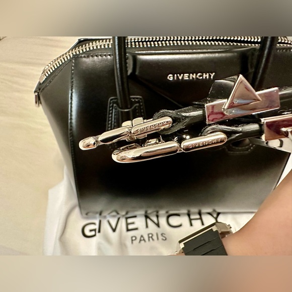 Givenchy Small Antigona in Shiny Lord Calfskin Leather - Picture 8 of 8